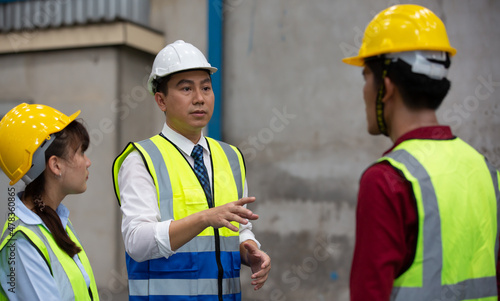  warehouse worker meeting 