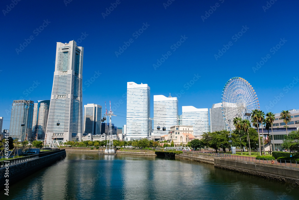 Naklejka premium 神奈川県横浜市 万国橋から見るみなとみらいの街並み