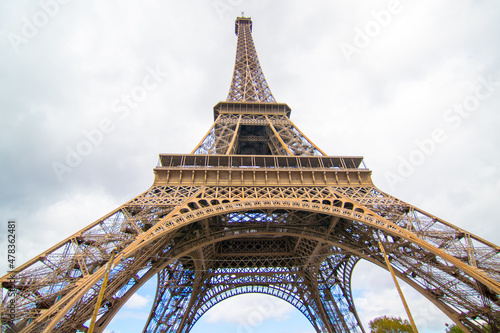 Eifelturm Paris ragt in dem Himmel 