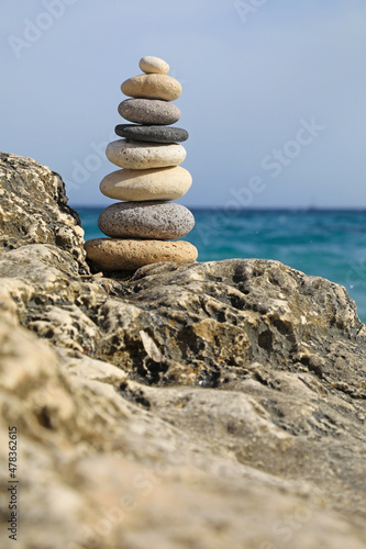 columna piedras zen pirámide playa almería 4M0A6628-as22