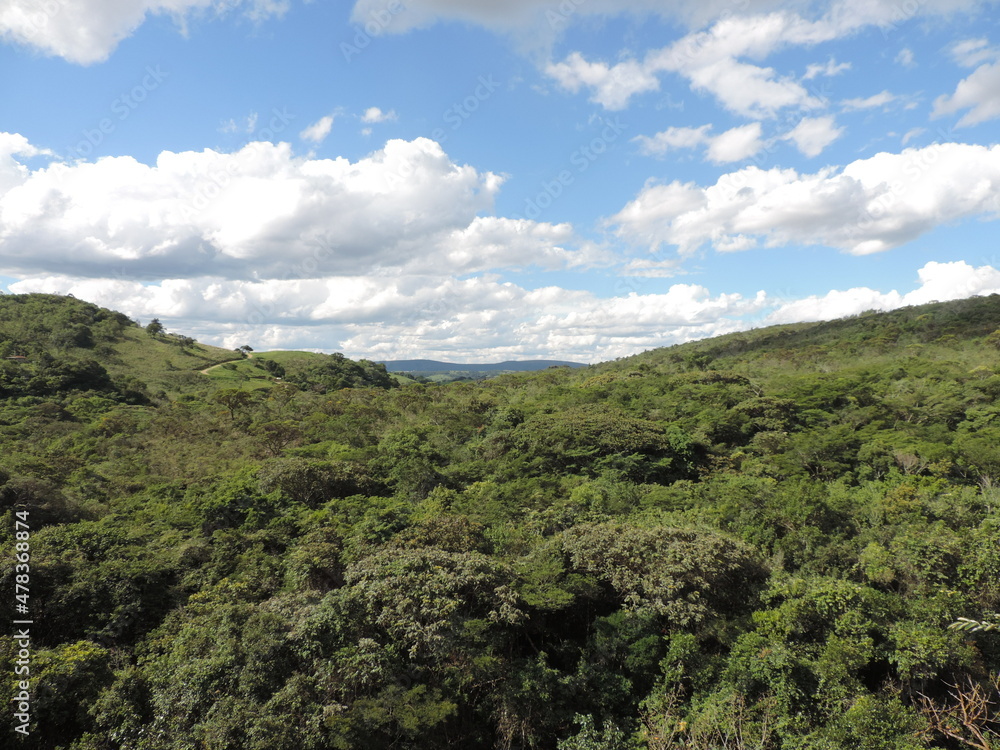 Serra do Moleque está localizada no estado de Minas Gerais, em um ambiente esculpido caprichosamente pela natureza com uma paisagem ímpar, que mistura a vegetação típica de mata atlântica com cerrado.
