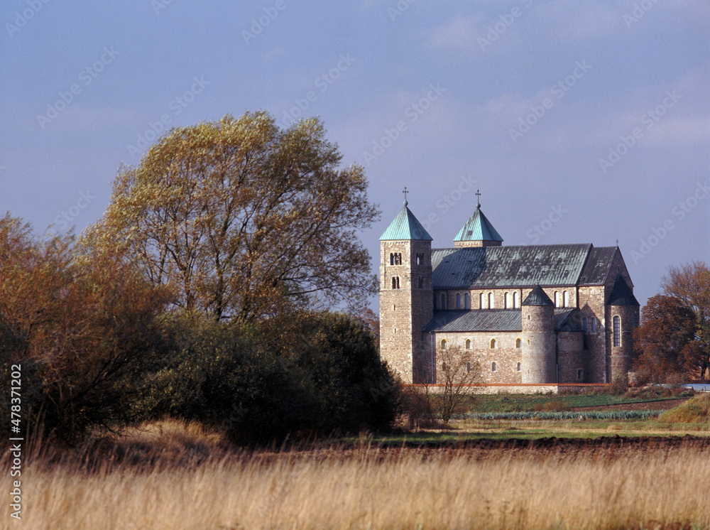 Romanesque collegiate church in Tum near £êczyca, Poland Romanesque collegiate church in Tum near £êczyca, Poland