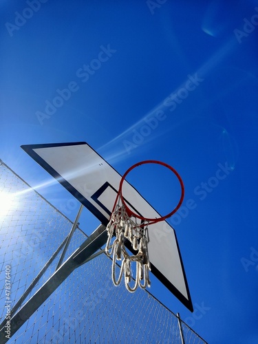 Canasta de baloncesto vista desde abajo
