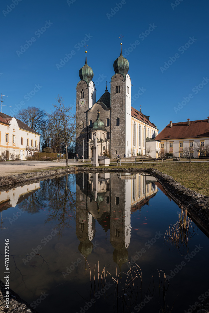 Kirche des Kloster Baumburg im Sonnenschein  im Winter in Bayern