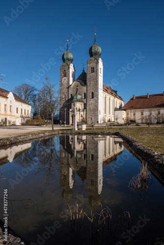 Kirche des Kloster Baumburg im Sonnenschein im Winter in Bayern