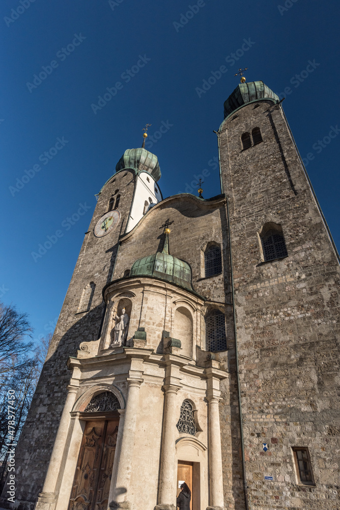 Kirche des Kloster Baumburg im Sonnenschein  im Winter in Bayern