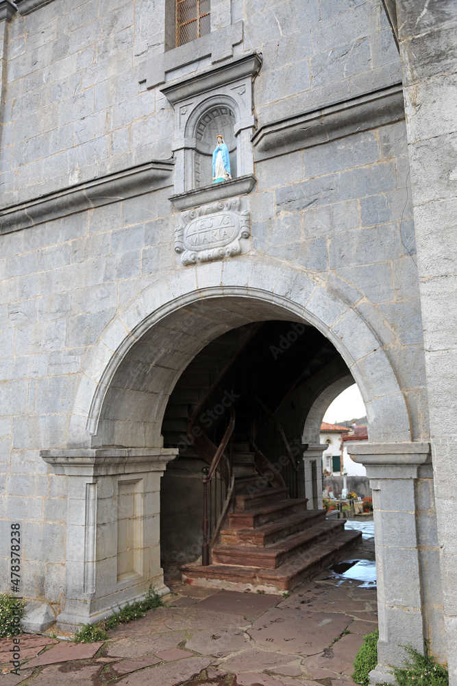 iglesia entrada arco portada de ainhoa pueblo vasco francés francia 4M0A8598-as22