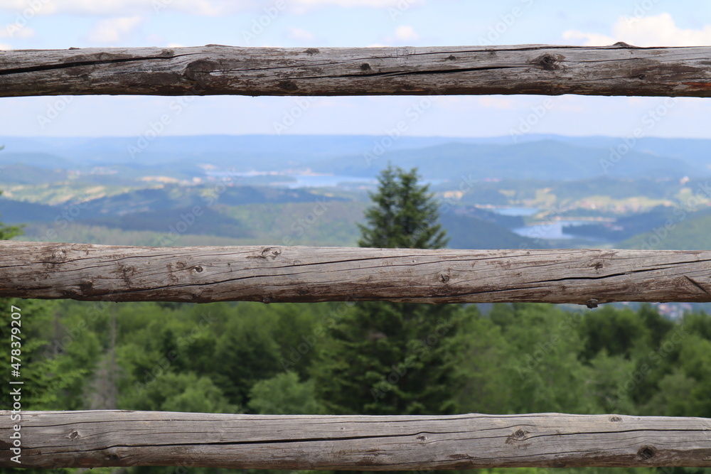 Widok na Bieszczady z góry Korbanie przez barierki punktu widokowego Widok na Bieszczady z góry Korbanie przez barierki punktu widokowego