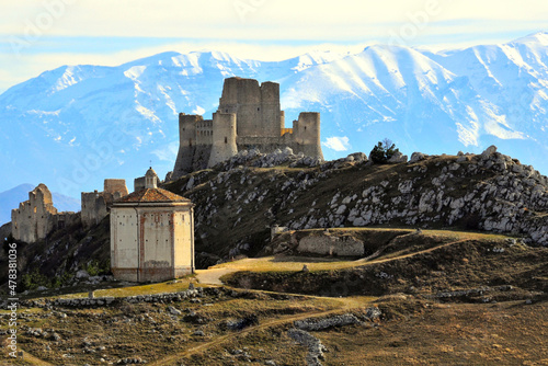 Paesaggio di montangna con castello e battistero di Rocca Calascio, Italia medievale photo