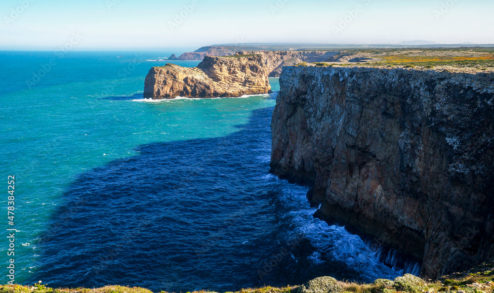 Klippen über dem Meer am Leuchtturm von Sao Vicente in der Algarve