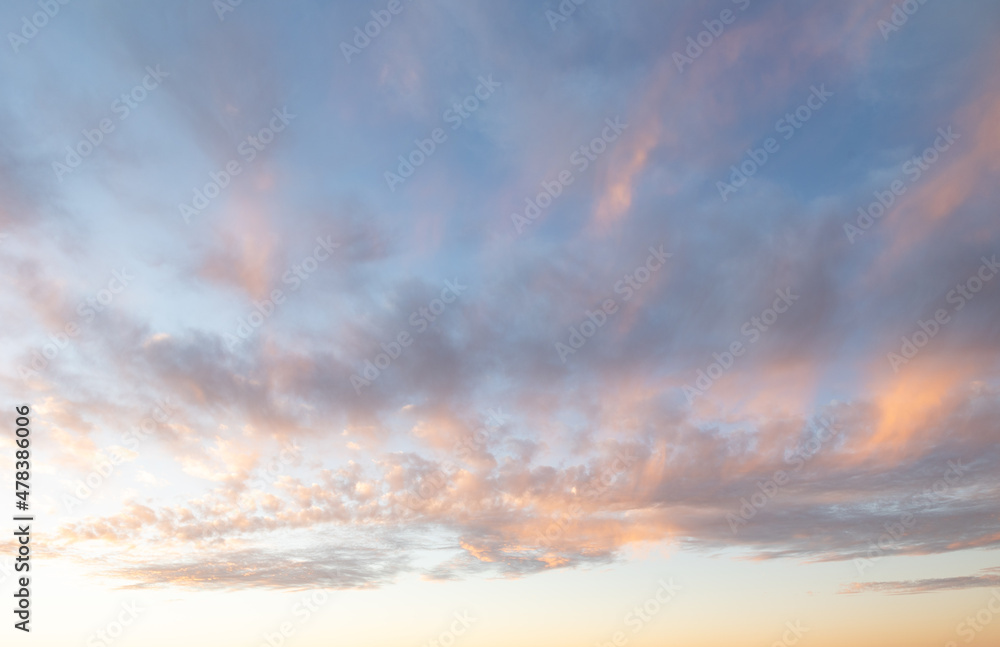 Obraz premium Sonnenuntergang mit rot und Orange angestrahlten Wolken. Gut geeignet zur weiteren Verwendung in einer Bildbearbeitung.