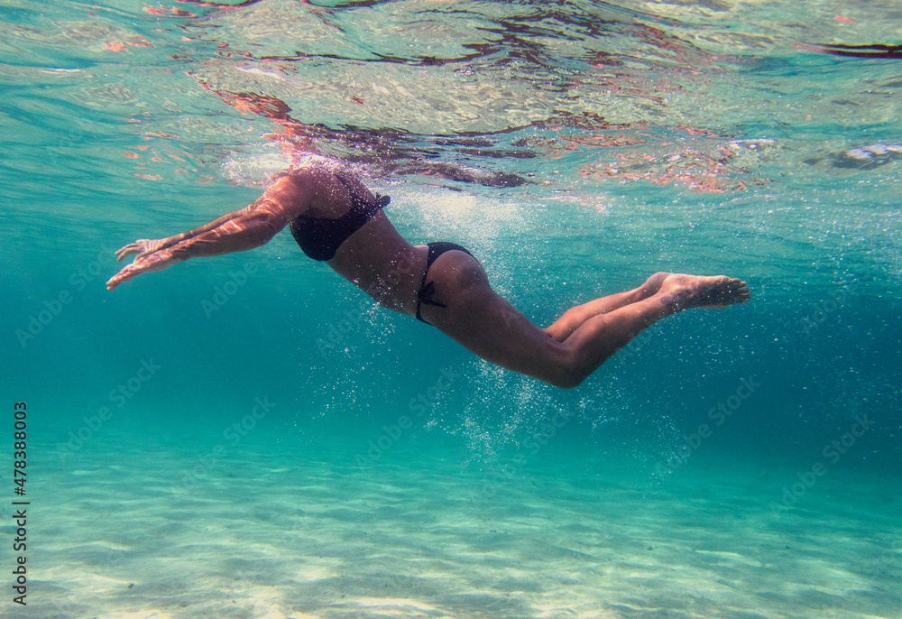 donna che nuota foto subacquea 473