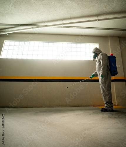 man performing urban pest disinsectization © Lucas