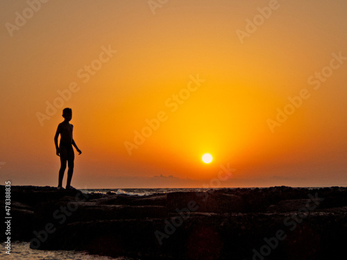 sagoma di un ragazzo al tramonto isola delle correnti 636