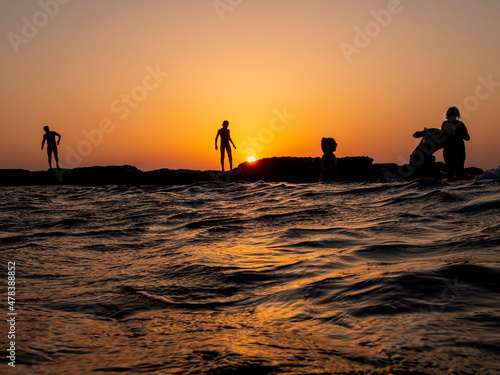 Sagome di persone al tramonto isola delle correnti 639 © bellux