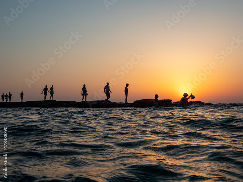 isola delle correnti, sagoma di persone al tramonto 643 © bellux