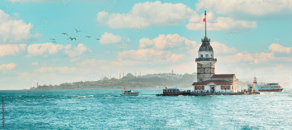 Obraz premium Maiden's Tower in istanbul, Turkey (KIZ KULESI - USKUDAR)