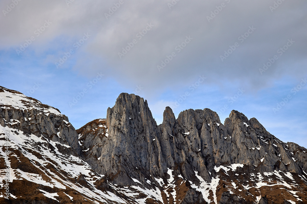 Steile Bergspitzen in den Alpen