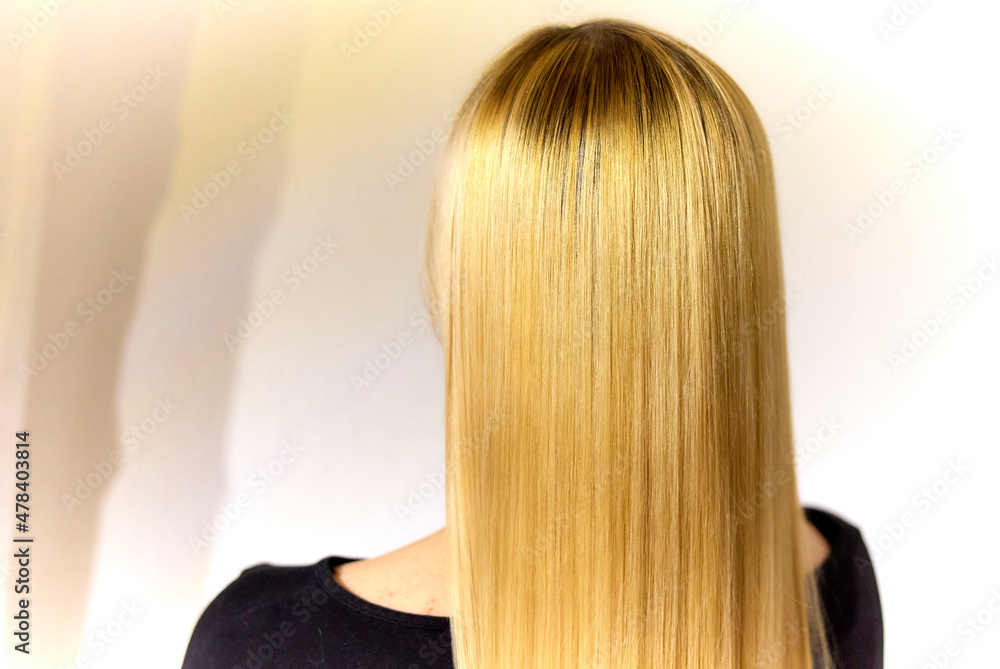 Goldene Haare einer jungen Frau Goldene Haare einer jungen Frau