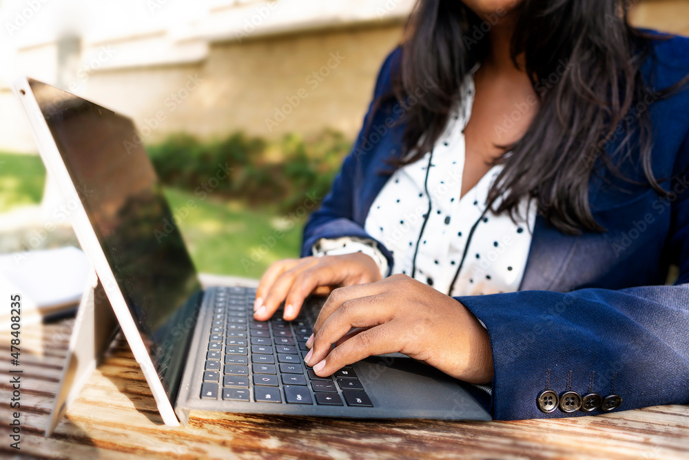 Naklejka premium Latina woman's hands working in the park