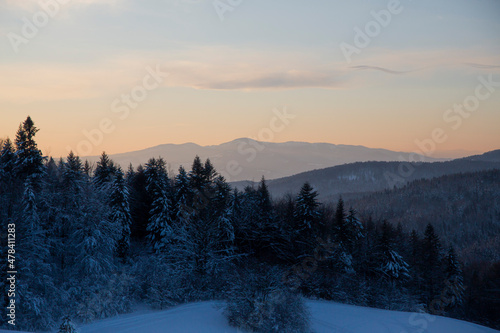 Beskid sądecki zimą, beskid sądecki o zachodzie słońca, zima w górach, Polskie góry © Follow the Sun