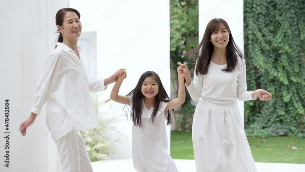 リビングで踊る三世代家族