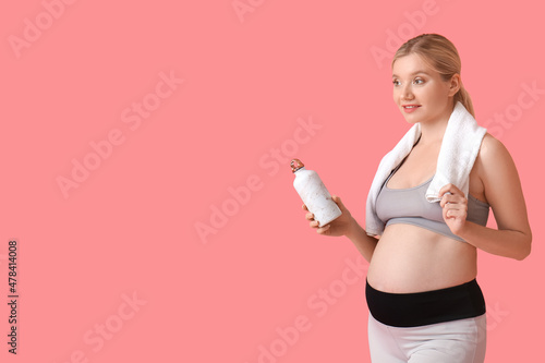 Young pregnant woman with b...