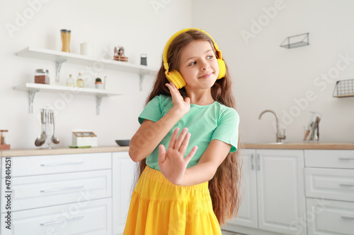 Cute little girl in wireles...