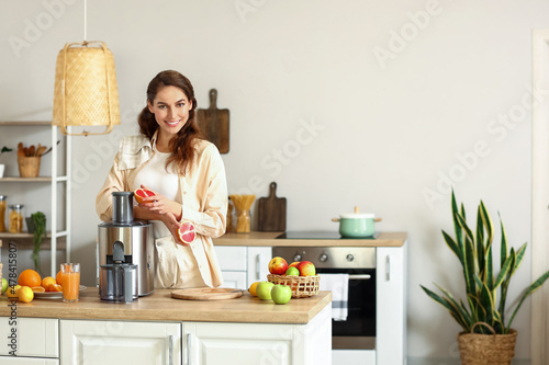 Young woman preparing healt...