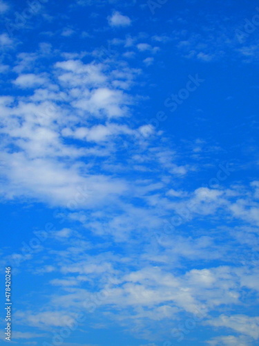 秋の千切れ雲のある大空風景