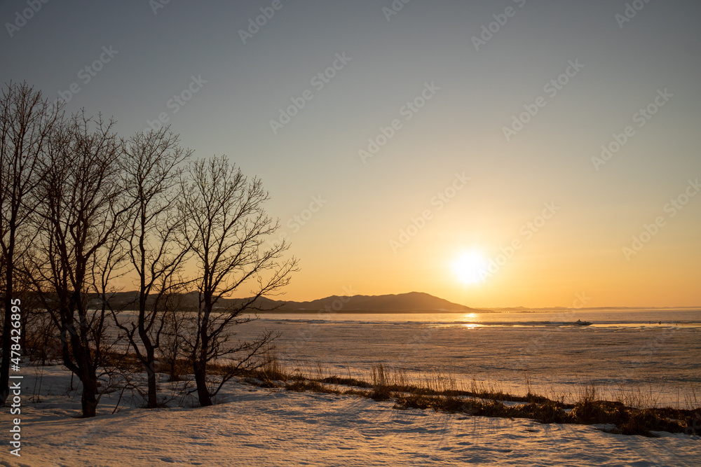 氷が解け始めた湖の美しい夕暮れ
氷が解け始めた湖の美しい夕暮れ
