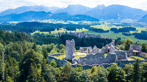 Burgruine frey und eisenberg, dass beliebte ausflugsziel wurde im Allgäu überflogen. 