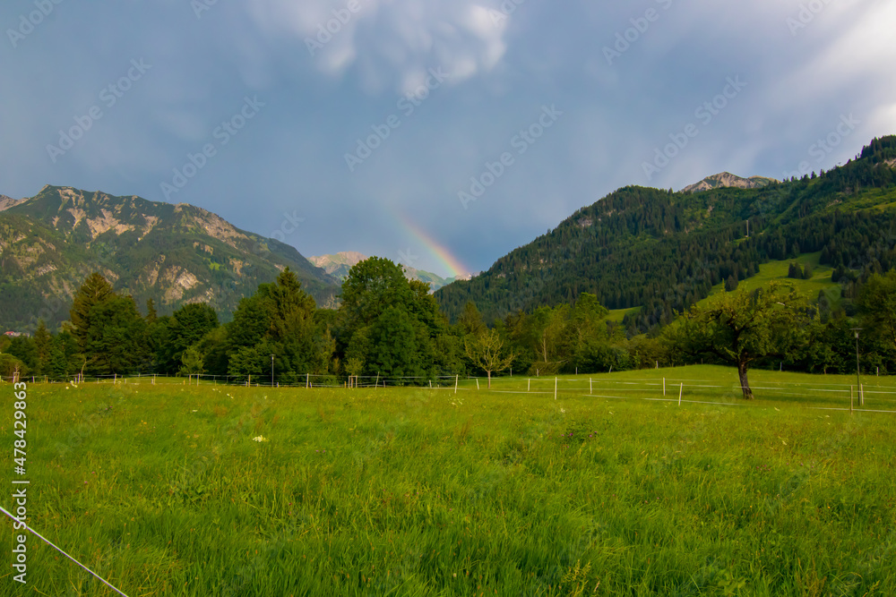 Bergpanorama mit regenbogen