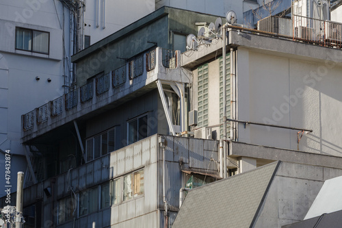 建物が折り重なるように建ち並ぶ　東京、六本木4丁目の街の風景 © Tsubasa Mfg