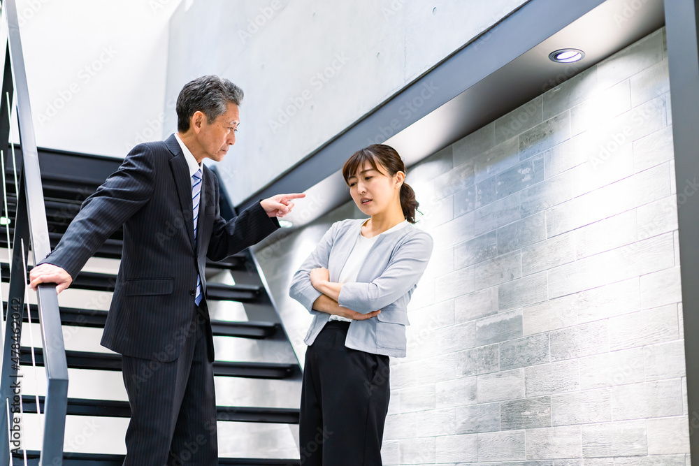 パワハラを受ける女性社員 パワハラを受ける女性社員