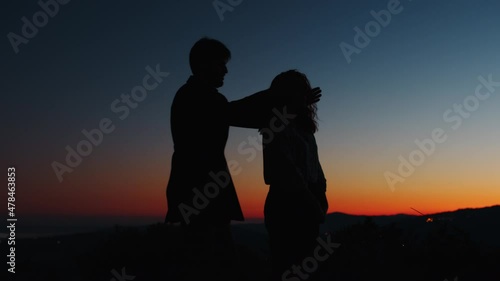 Silhouette di una coppia al tramonto per san Valentino photo