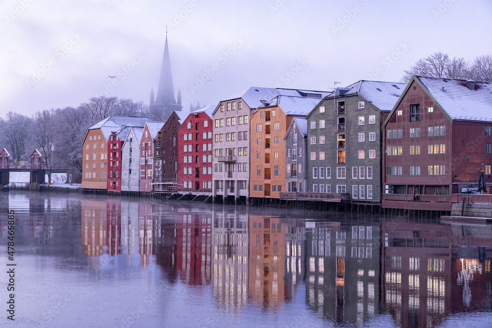 Obraz premium Winter and cold in the city by the Nidelven - old warehouses - Trondheim,Trøndelag,Norway,scandinavia,Europe 