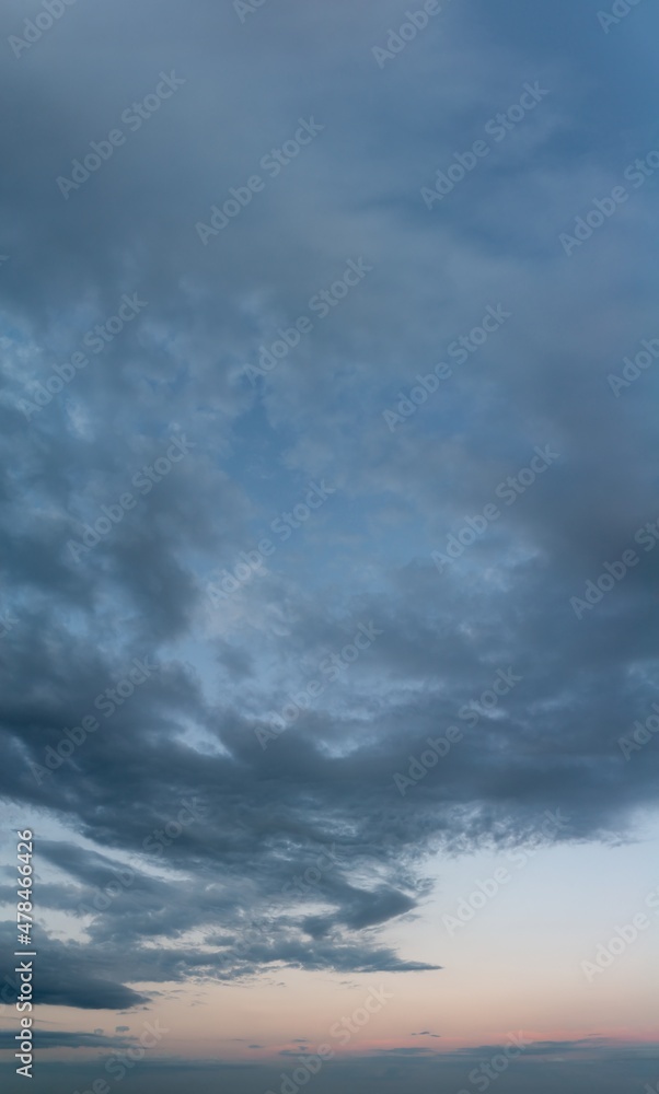 Obraz premium Fantastic clouds at sunrise, vertical panorama