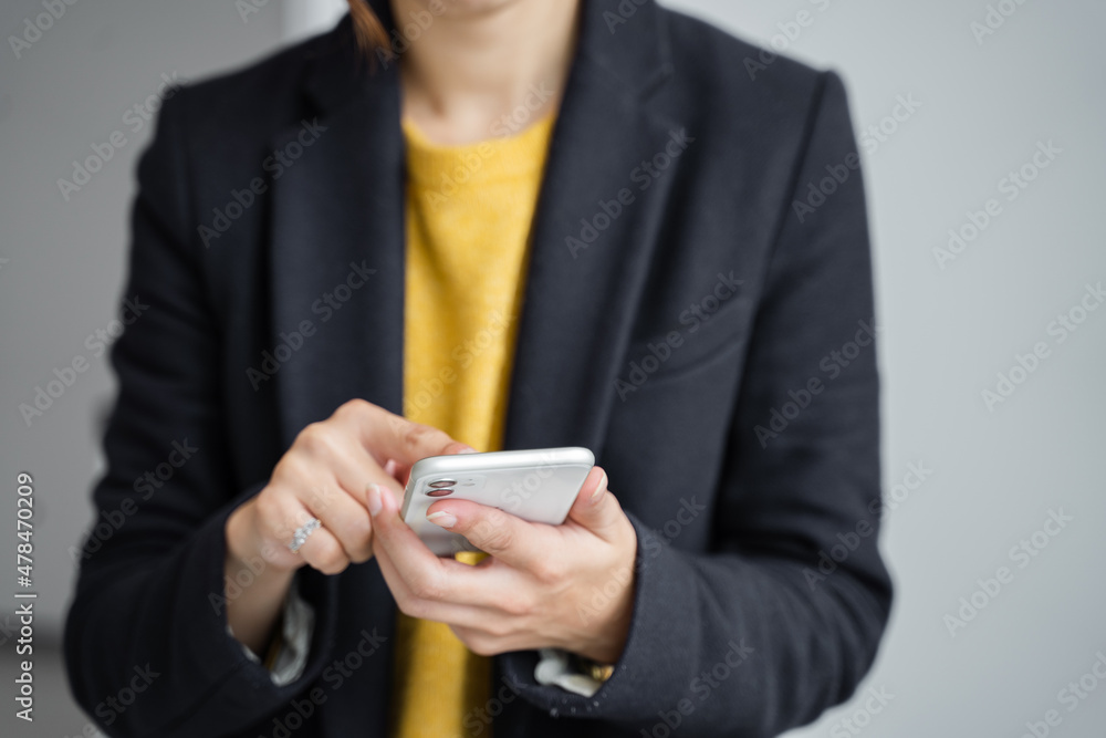 ビジネス素材 スマホを打っている女性 ビジネス素材 スマホを打っている女性