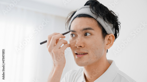 眉メイクをする若い男性 ビューティーイメージ