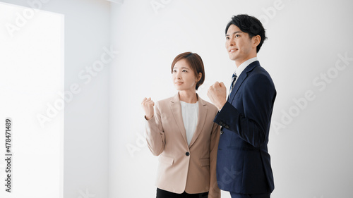 Photos ガッツポーズをするビジネスマンとビジネスウーマン