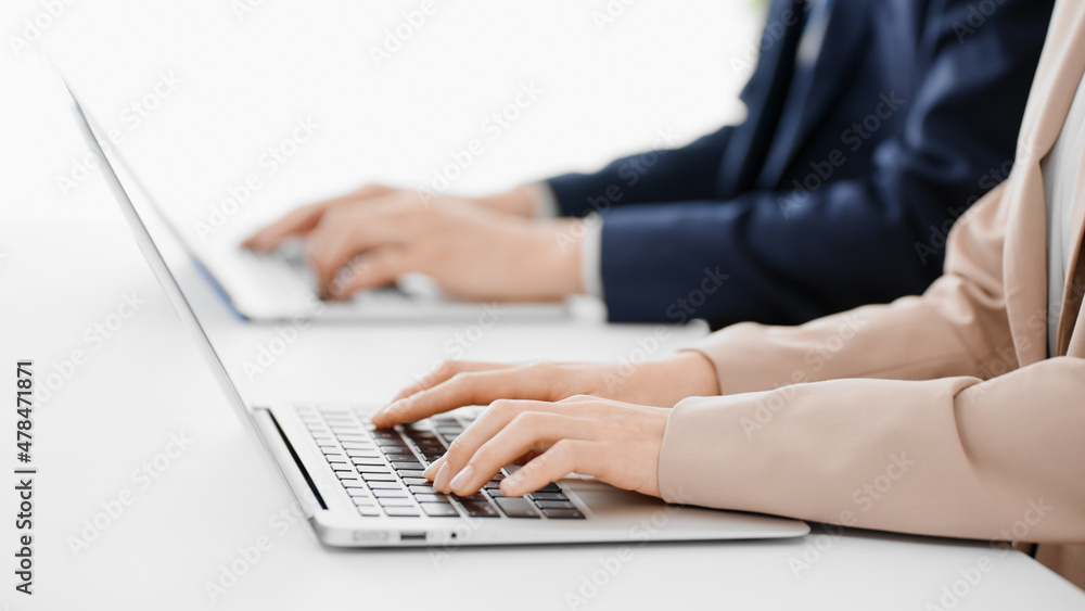 オペレーターの男性と女性 StockFoto Adobe Stock