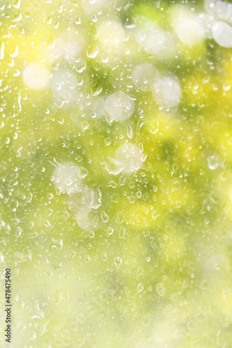 frischer frühlingsregen bokeh mit regentropfen