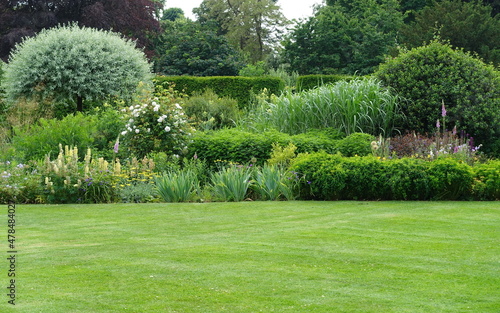 Tableau sur toile Scenic View of a Beautiful English Style Landscape Garden with a Green Mowed Law