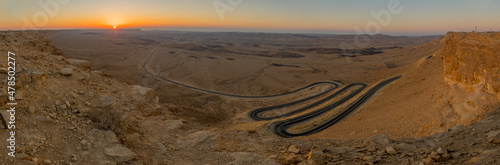 Obraz na płótnie Sunrise panorama of winding road and Makhtesh Ramon, Negev Desert w salonie