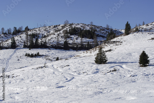 Paesaggio di montagna in inverno con la neve