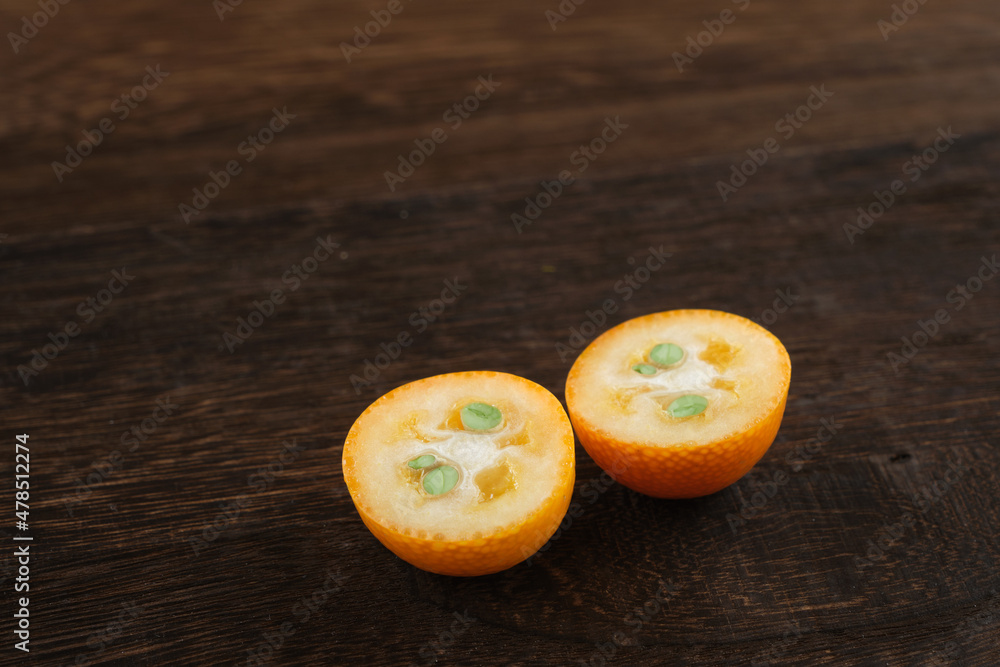 金柑を木目テーブルで