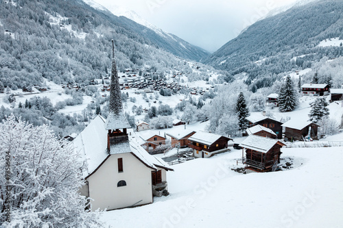 Église dans une vallée enneigée