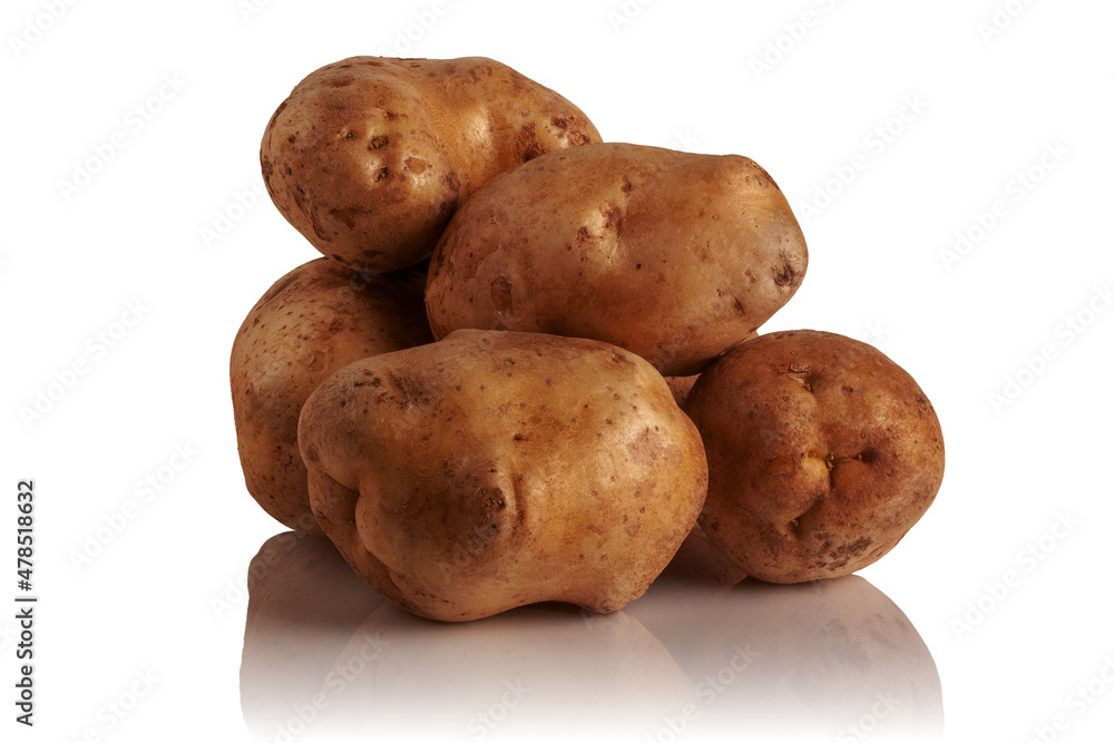 Clean raw potatoes.