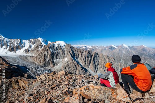Foto Group of trekkers climbers alpinists conquering Pik Uchitel peak from Racek Hut in Ala Archa Alpine National Park Landscape near Bishkek, Tian Shan Mountain Range, Kyrgyzstan, Central Asia